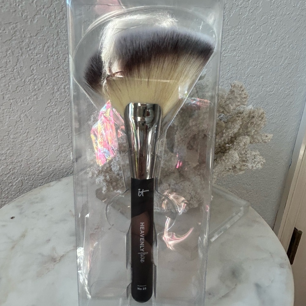 IT Cosmetics Luxe Black Makeup Brush #25 Power Sculpt Define Blush Brush